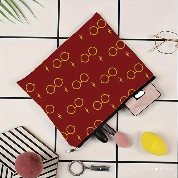 Harry Potter Gryffindor Makeup Bag - Picture 2 of 7